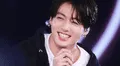Jungkook de BTS luce sus calzoncillos Calvin Klein en vivo y sorprende a fans