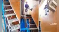 Hombre deja 'fríos' a usuarios al subir unas aterradoras escaleras construidas con fierros