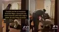 Perrito con ceguera tarda en reconocer a su dueña cuando llega a casa, y ella lo abraza