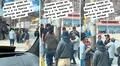 Jaladores se disputan a pasajero para llenar su combi y este se aferra a poste