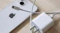 ¿Por qué Samsung y Apple no incluyen cargador y audífonos en la caja de sus teléfonos?
