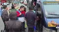 Transportistas hacen bajar a pasajeros de combis en protesta por cambio de rutas