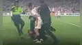 A lo Messi, hincha se metió al campo para tomarse foto con Piero Quispe en la final