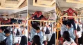 Hombre disfrazado de Spiderman tiene curiosa forma de viajar en un bus público: “Salió del multiverso”