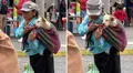 Mujer enternece las redes al cargar a su perrito en una manta: "Amor incondicional"