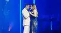 Carlos Rivera y Cynthia Rodríguez demuestran su amor con un beso apasionado en emotivo concierto
