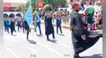 Sacerdote sorprende a pobladores en Huamanga al salir a marchar durante desfile por Fiestas Patrias
