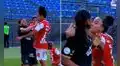Jugadoras de Alianza Lima y Santa Fe se agarran a golpes en pleno partido y terminan expulsadas
