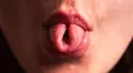 El sorprendente significado de poder curvar la lengua, según expertos en psicología: podría ser un indicador del coeficiente intelectual