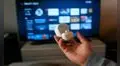 ¿Cómo conectar tus audífonos inalámbricos en tu Smart TV?: Será como tener cine en casa
