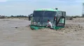 Bus de transporte con pasajeros a bordo queda atrapado en caudal del río Chicama en La Libertad