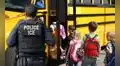 ¿Agentes del ICE pueden interrogar a estudiantes en autobuses escolares de Texas? Comunicado alerta a padres
