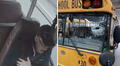 Conductor de autobús escolar sobrevive a impacto de barra de metal que atravesó su parabrisas y cayó en su pecho