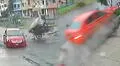 Mototaxista sobrevive a violento choque de auto que iba a excesiva velocidad en Ate: cámaras captan el accidente
