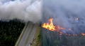 Incendio forestal en Miami-Dade cierra acceso a los Cayos de Florida y arrasa miles de acres