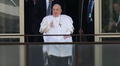 Papa Francisco reaparece públicamente tras 5 semanas hospitalizado por neumonía: "Gracias a todos"