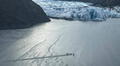 Hombre y sus 2 hijas menores sobreviven en el ala de un avión tras estrellarse contra lago congelado en Alaska