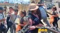 Cobradores en Puente Nuevo compiten por subir a una pasajera a su combi y las redes bromean: “Solo ahí se pelean por mi”