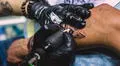 Inmigrantes buscan borrarse tatuajes considerados 'sospechosos' por la administración Trump: ¿cómo son?
