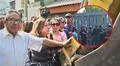 Vecinos se enfrentan a la Municipalidad de Ate por muro de concreto: hacen escudo humano para evitar demolición