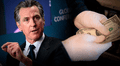 Ley firmada por Gavin Newsom en California eleva el salario mínimo para trabajadores esenciales