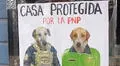 Tienda coloca divertido cartel con la fotografía de sus perritos y son furor en redes: “Protegida por la PNP”