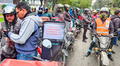 Motociclistas marchan contra el uso de chaleco obligatorio y casco con placa: "Nos están marcando como si fuéramos ganado"
