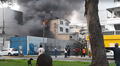 Reportan feroz incendio en taller de la avenida Huarochirí, en Ate: siniestro afecta tres pisos del inmueble