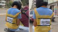 Motociclista improvisa chaleco con bolsa de plástico y usuarios se percatan de detalle en la placa: “No coincide”