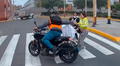 Con el chaleco exigido por el MTC: motorizado asalta a madre de familia en Cercado de Lima