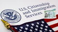Confirmado: USCIS aclara cuánto tiempo puede estar fuera de EEUU un residente permanente sin perder su Green Card