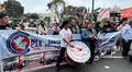 Gremio de trabajadores y docentes exigen mejores condiciones laborales en las afueras del Congreso: "Me avergüenza mi gobierno"
