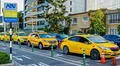 Taxistas hacen largas colas por cambio gratuito de vinil amarillo: solo hay 200 cupos y deben portar publicidad, según ATU