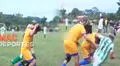 Futbolistas auxilian a jugador que se lesionó en partido, pero lo tiran fuera de la cancha y árbitro los sanciona: “Merecen tarjeta roja”