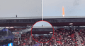 Hombre es viral por correr para apagar el fuego en el techo de un estadio durante un evento: "El verdadero héroe"