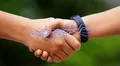 ¿Por qué sentimos corriente eléctrica al tocar a alguien? Esto dice la ciencia sobre ese fenómeno
