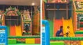 Trabajador de conocido mall en Perú conmueve corazones al ponerse a jugar con niño que estaba solo en patio de diversiones