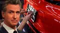 California les dice adiós a las viejas placas: Gavin Newsom firmó ley que permite a conductores modificar esta parte del vehículo