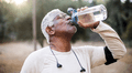 Beber agua no es la opción más efectiva para hidratarse, según un estudio: estas bebidas funcionan mejor