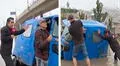 Reportero ayuda a empujar mototaxi a chofer durante transmisión en vivo tras quedar hundido en medio de aniego en Villa El Salvador