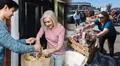 ICE: fundación de California entrega alimentos a inmigrantes que no salen de sus casas por temor a redadas migratorias