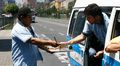 ¿Qué son los dateros y por qué gritan números a los conductores en las calles de Lima?