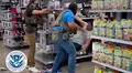 ICE habría electrocutado a inmigrante con pistola taser en un Walmart de Nuevo México: hispano pide ayuda en el suelo