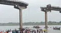 Puente se derrumba en India: al menos 13 muertos y un camión quedó suspendido al borde del abismo