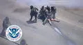 ICE  lanza bombas lacrimógenas a 500 manifestantes durante redada migratoria masiva en granja de Camarillo, California