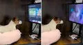 Perrito se entretiene en su mini sala de cine y causa ternura en redes sociales: “Le falta su canchita”