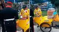 Captan a heladero vendiendo panchos ante intenso frío y en redes bromean: “Todo terreno”