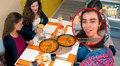Mexicana abre un negocio en España y un detalle de sus vecinos se vuelve viral: "Han traído una paella gratis"