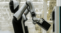 China presenta el primer robot en el mundo que funciona las 24 horas del día y los 7 días de la semana: se autocambia las baterías