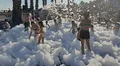 Niña de 8 años sufre terrible corte hasta el hueso tras caída de cristales durante fiesta de espuma en Turquía